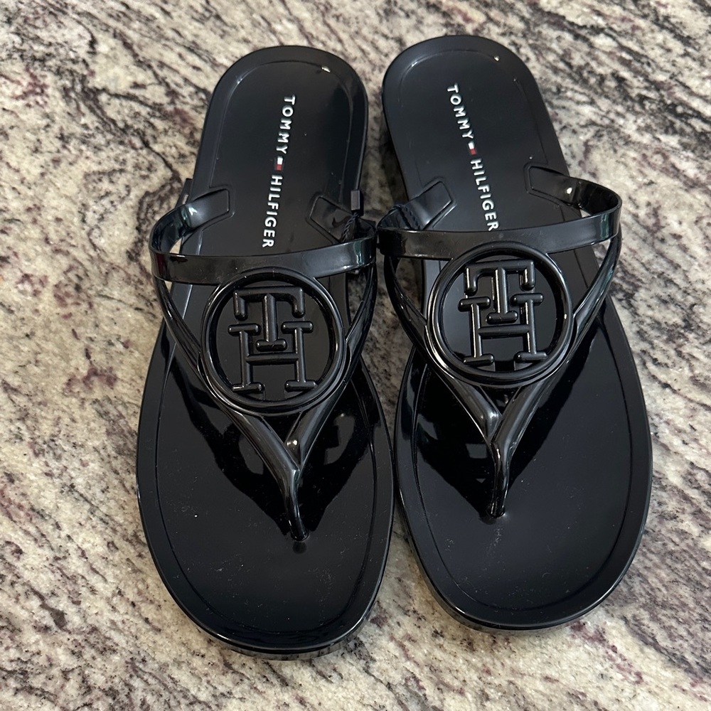 Tommy Hilfiger Women’s Vedna Flat Thong Black Logo Sandals Size 9 NWT